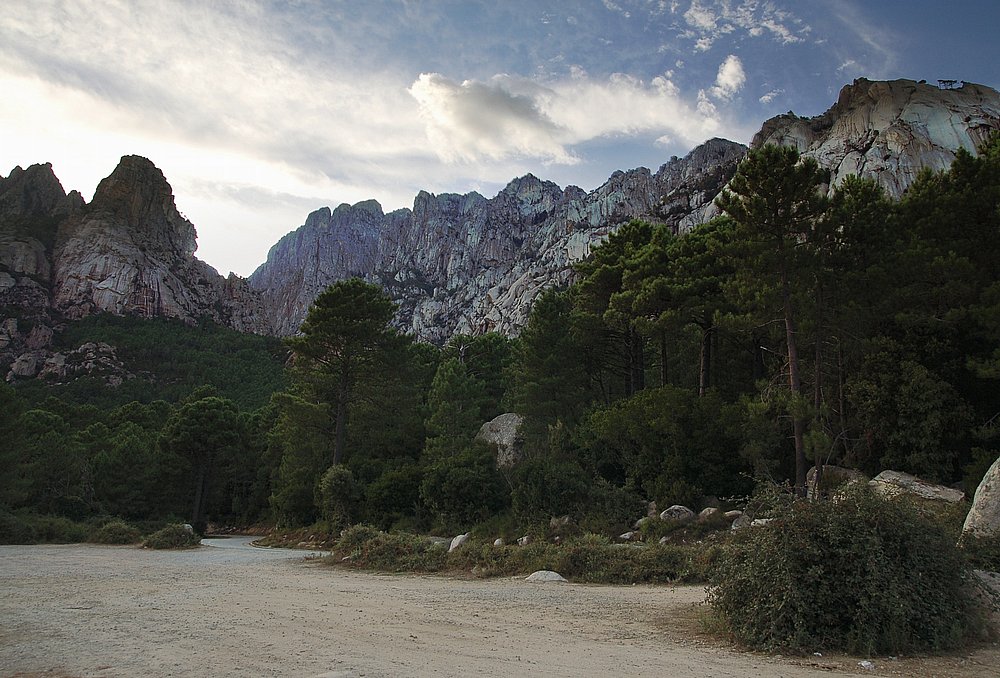 Parkplatz an der D268 zw. Col de Bavella und Bocca di Larone (bei den Cascades du Polischellu).JPG